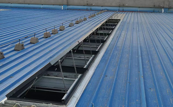 某城市大型商业综合体中庭焉耆排烟窗工程