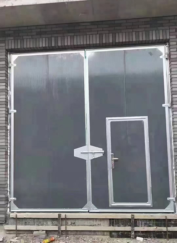 焉耆工业平开门在大型设备制造车间的应用实例